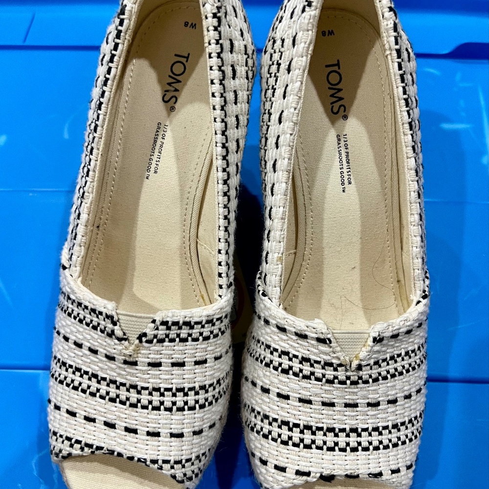 Women’s wedge Tom’s size 8